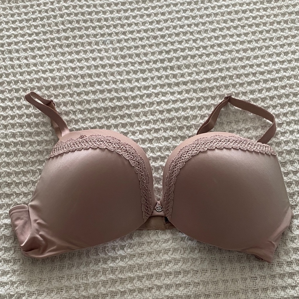 Victoria Secret Elegant Lace Trimmed Bra